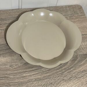 Wilton Vintage Scalloped Round Baking Dish Casserole Coated Nonstick Bakeware